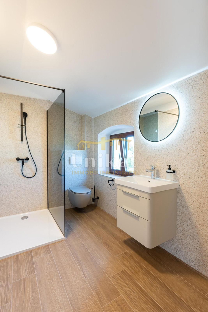 Renovirana kamnita hiša s bazenom